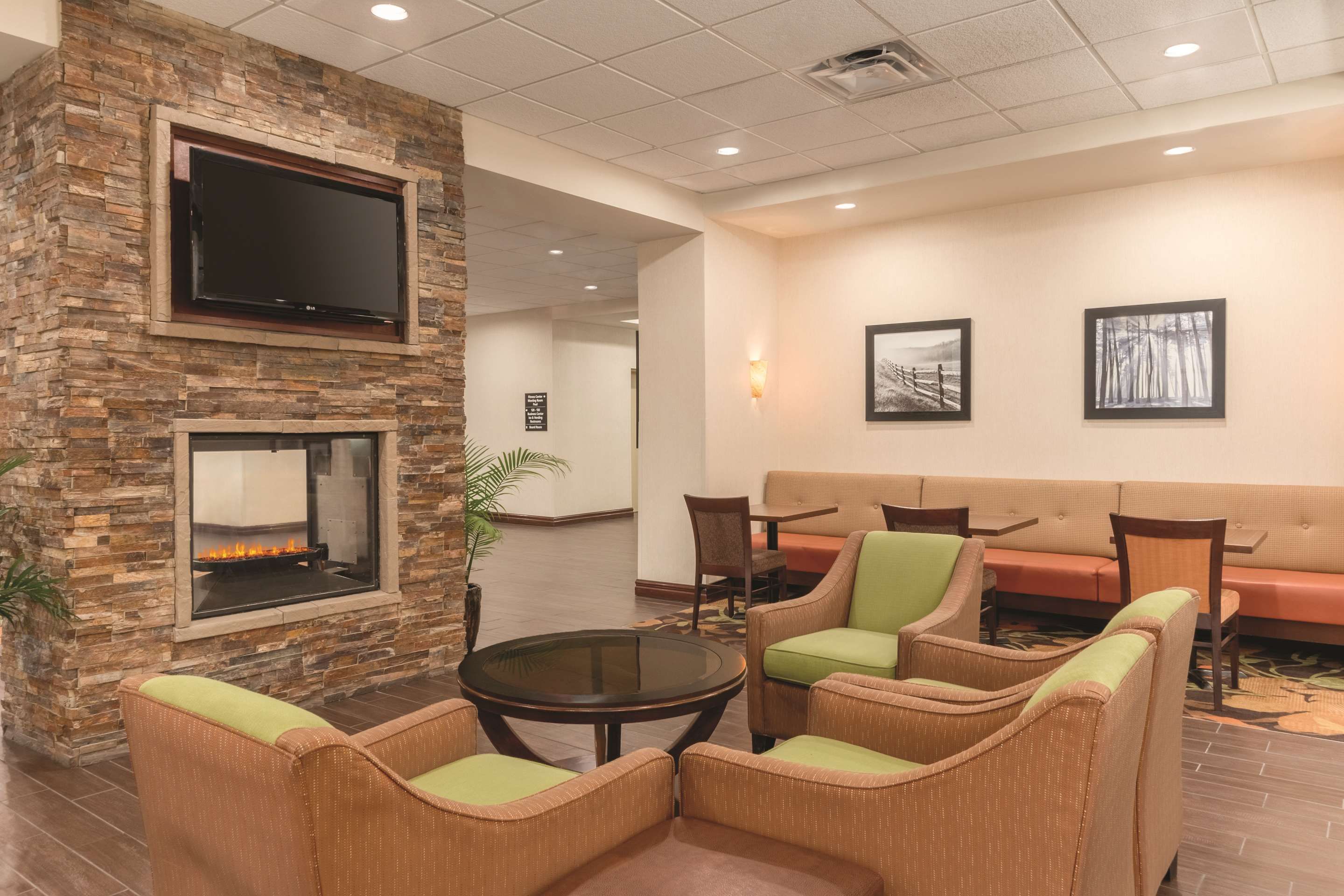 Hampton Inn by Hilton Edmonton/South thumbnail 3