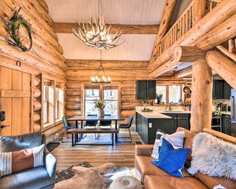 Remodeled Fairplay Log Cabin w/ Sauna + Loft! - Fairplay - Huiskamer