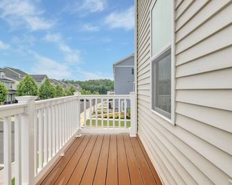 Lovely, newly-built, 3-bedroom townhome with an office & 2-car garage in Lanham - Lanham - Balcony
