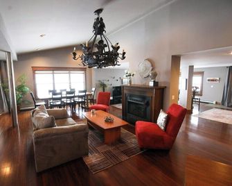 Lakeside Retreat with Gorgeous Views Year Round - Schroon Lake - Sala de estar