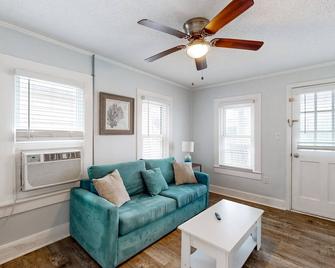 Pier View Cottage Unit 1 - Kure Beach - Salon