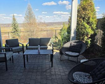 Pondside 2BR Retreat | 20 Min to Suncor Relax & Recharge Relaxing Pondside - Fort McMurray - Balcony