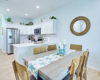 Chic Hudson Townhome Walk to The Beach! - Hudson - Cocina