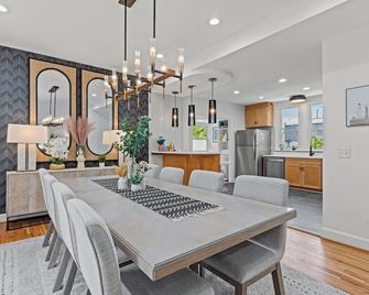 Midtown Martini - Hot Tub + King Bed(s) + Gaming + Walk to KC Streetcar! - Kansas City - Spisestue