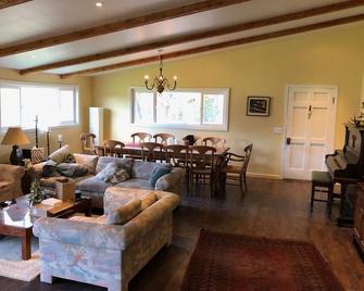 Secluded Russian River Farmhouse: Vinyard Retreat, minutes from Healdsburg - Geyserville - Sala de estar