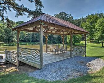 Guntersville Lake Cabin with 3 Fishing Ponds! - Guntersville - Patio