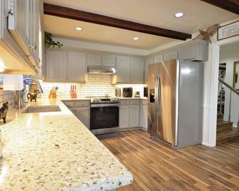 Shannon Creek Ranch - 25 Private Acres - Burleson - Kitchen