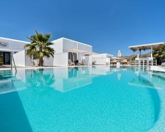 Queen Boutique Suites - Míkonos - Piscina