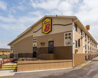 Super 8 by Wyndham Janesville - Janesville - Gebäude