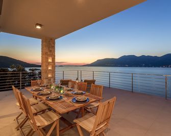 Beachfront Villa Poseidon with Heated Pool - Žrnovo - Balcony