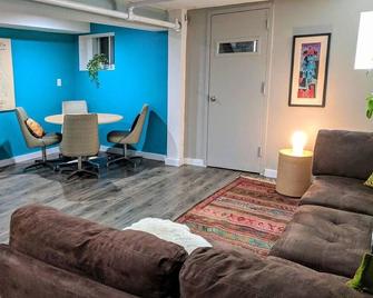 Charming spacious garden level apt - Brooklyn - Living room