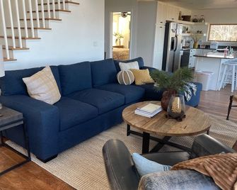 Over Looking Pine Valley With Beautiful Views And Things To Do. - Pine Valley - Living room