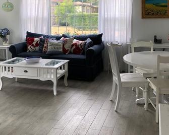 Waterford Ct. Beautiful 'Coastal Living' Beach Cottage️️ - Waterford - Living room