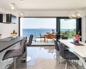 Magnificent Prizba Villa | 3 Bedrooms | Villa Seaside Haven | Stunning Sea View - Brna - Comedor