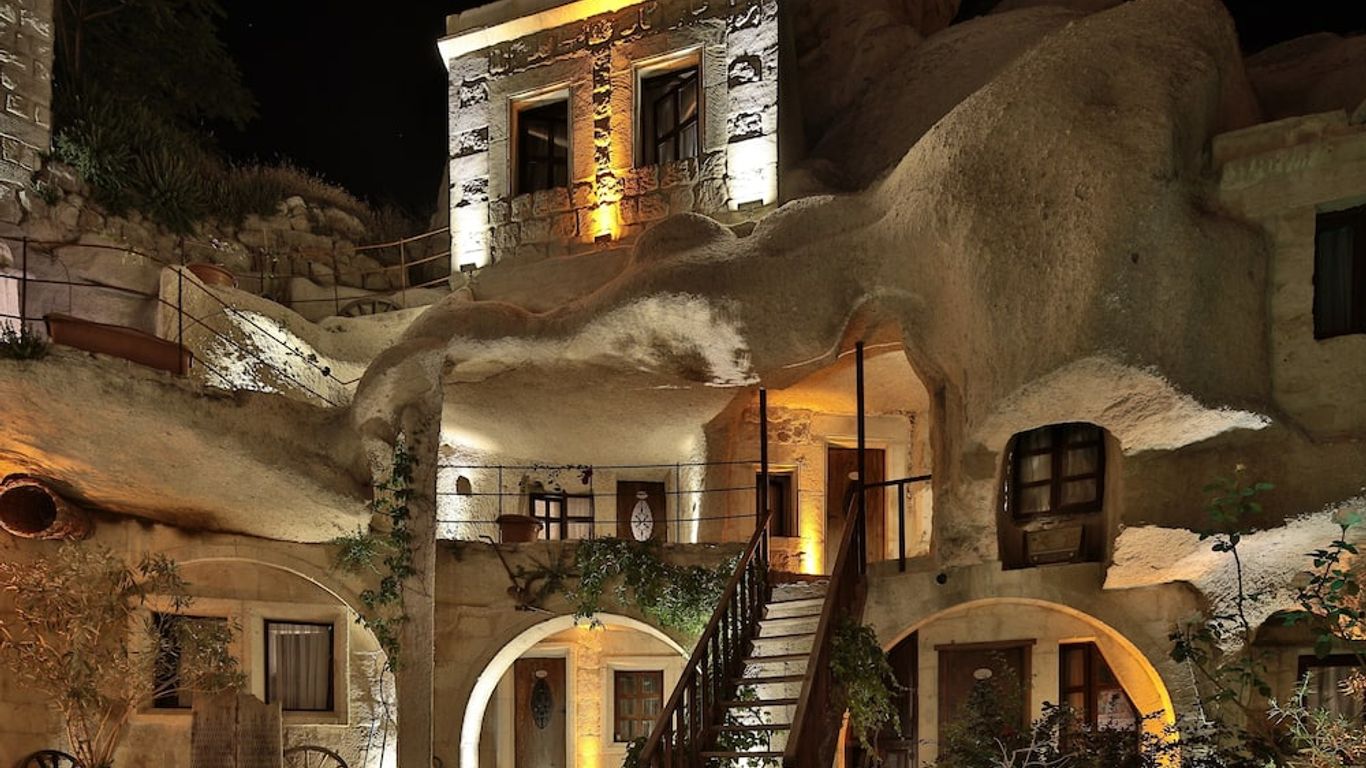 Shoestring Cave House