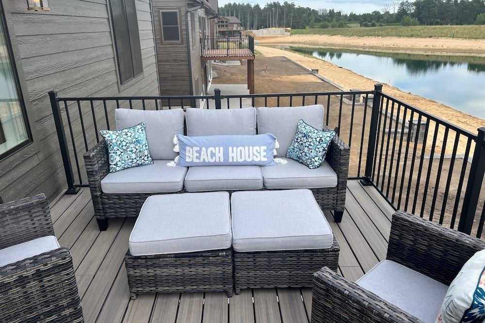 Beach Lake Retreat with Private Lake and Hot Tub - New Lisbon - Balcón