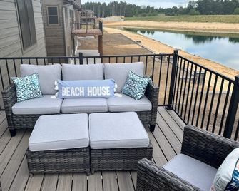 Beach Lake Retreat with Private Lake and Hot Tub - New Lisbon - Balcón
