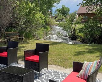 Mill and Main Cabin - Sheridan - Patio
