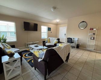 Modern & Comfy 4-Bedroom Home with King Bed, Workspace, & Fast Wi-Fi - Princeton - Dining room