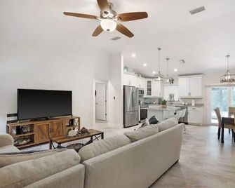 Spacious Home near Warm Mineral Springs and Beaches - North Port - Sala de estar