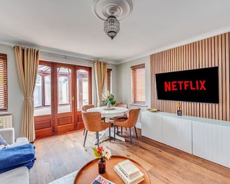 Shenley House - Close to City Centre - Driveway Parking, Self-Check-In, Workspace, Fast WiFi and Smart TV by Yoko Property - Milton Keynes - Dining room