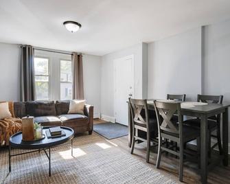 Amazing 3 Bedroom in Bloomfield! Steps to Downtown - Bloomfield - Dining room