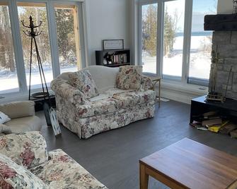 Find your Happy Place at this Lake Huron Cottage! - Saugeen Shores - Living room