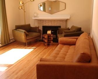 Charming Berkshire Getaway in a Modern Comfortable House - Chatham - Living room