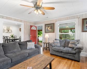 BC Downtown Villa! Walk to shops, food, museums! - Bryson City - Living room
