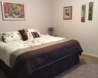 Hobby Farm Apartment - Junction City - Bedroom