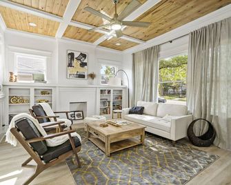 Urban Elegance Retreat ideal location 5 minute walk to The Pearl, N. Riverwalk - San Antonio - Sala de estar