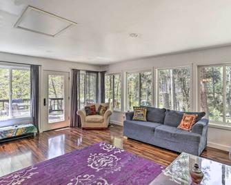 Vibrant Weaverville Escape with Deck and Creek! - Weaverville - Sala de estar