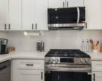 Modern Oasis - Charming 3-bedroom 3.5 bath near downtown - Houston - Kitchen