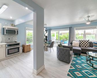 Oceanside Beach Condo - right on Seven Mile Beach - George Town - Sala de estar