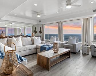 Pet-Friendly Oceanfront Duplex with a Spa C3015-A - Carlsbad - Living room