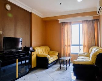 Spacious Classic 1br Apartment at Taman - Surabaya - Sala de estar