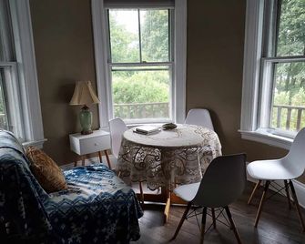 The home of a Masonic Lodge Master from 1900. A 2 bedroom 2 bath condo. - Haverhill - Dining room
