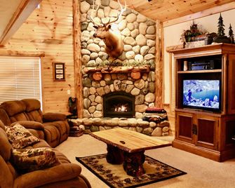 Creekside Cabin: Minutes From Yellowstone, Fishing, Atv Riding, Hiking & More! - Island Park - Wohnzimmer