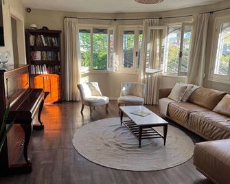 Charming house in Carrasco garden and beach - 몬테비데오 - 거실