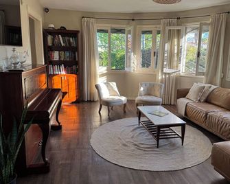 Charming house in Carrasco garden and beach - Montevideo - Ruang tamu