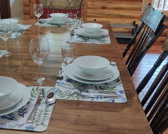 Tobermory Peaceful Private Entire Log Cottage Spacious Fully Equipped - Northern Bruce Peninsula - Dining room