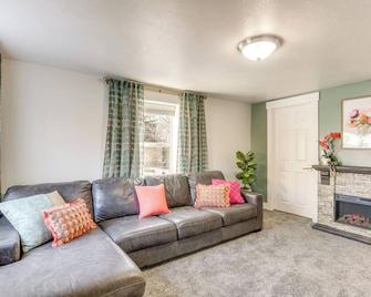 Rexburg Escape with Fenced Yard and Covered Patio! - Rexburg - Living room