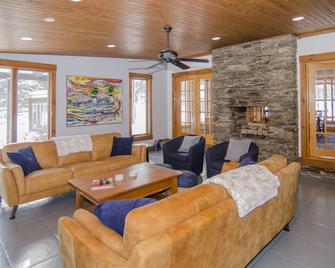 Lake Salem Waterfront Estate - Sleeps 14 - Derby - Sala de estar