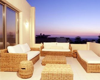 Angela Downtown Hotel - Rodes - Varanda