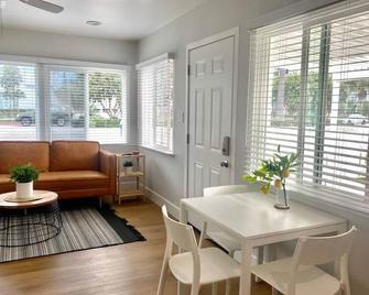 Steps To The Beach, Main Street And Pacific City - Ocean Views - Huntington Beach - Dining room