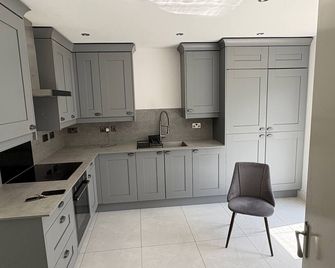 House - Sleeps 5 Private Parking & Pets Allowed - Manchester - Cuisine