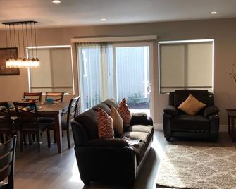 Olive Garden House - San Diego - Living room