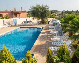 Luca Mare - Gouvia - Piscina