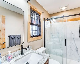 Wraparound Deck Newly Built Home In Gran - Grangeville - Badkamer