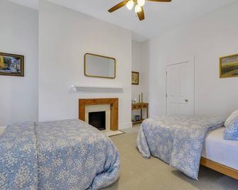 Darling Victorian Town House by Forsyth Park - Savannah - Bedroom